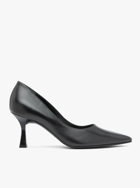 Schwarze Pumps mit Flare-Absatz