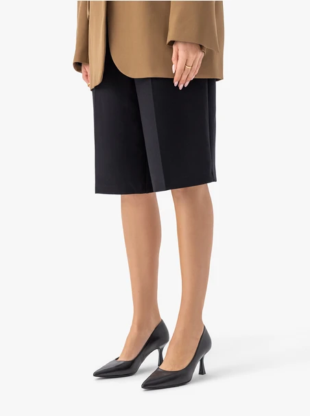 Schwarze Pumps mit Flare-Absatz