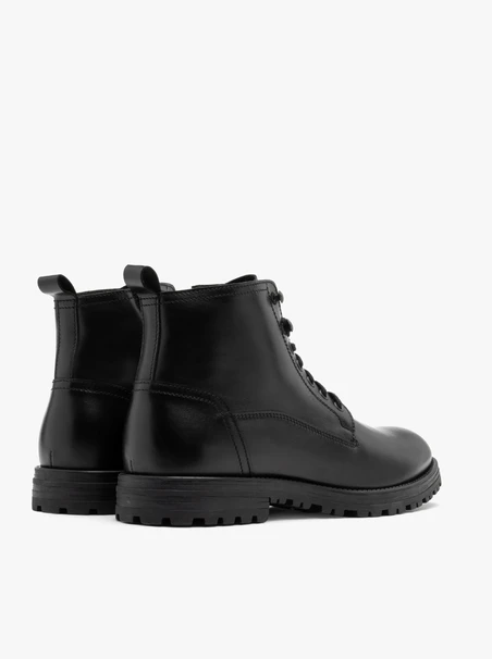 Schwarze Stiefel auf Traktionsboden aus Naturkautschuk