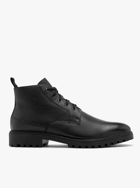 Schwarze Männerturnschuhe mit Traktorboden