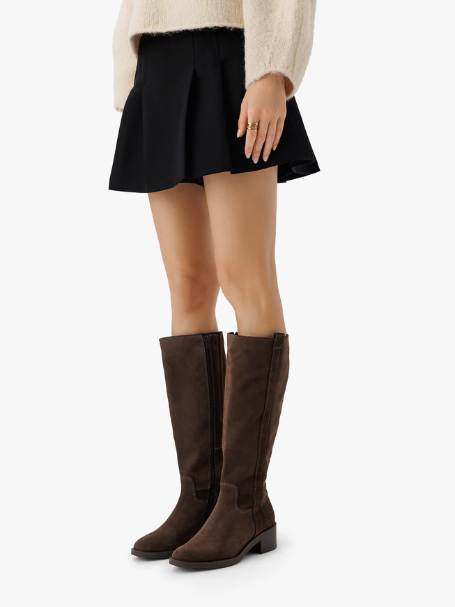 Braune Stiefel mit breitem Schaft