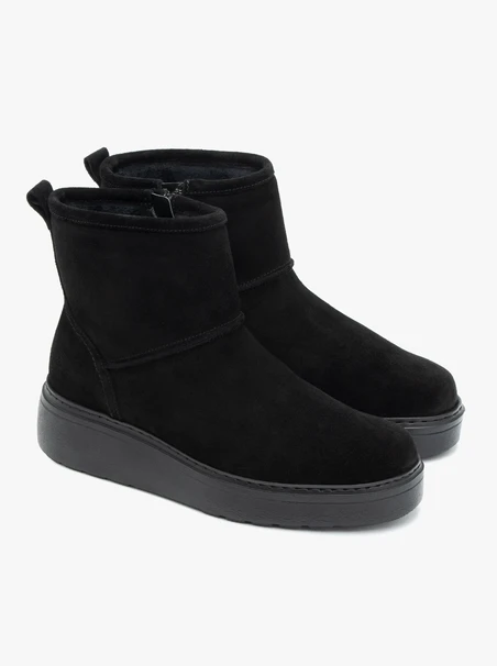 Schwarze knöchelhohe Schneestiefel mit dickerer Sohle