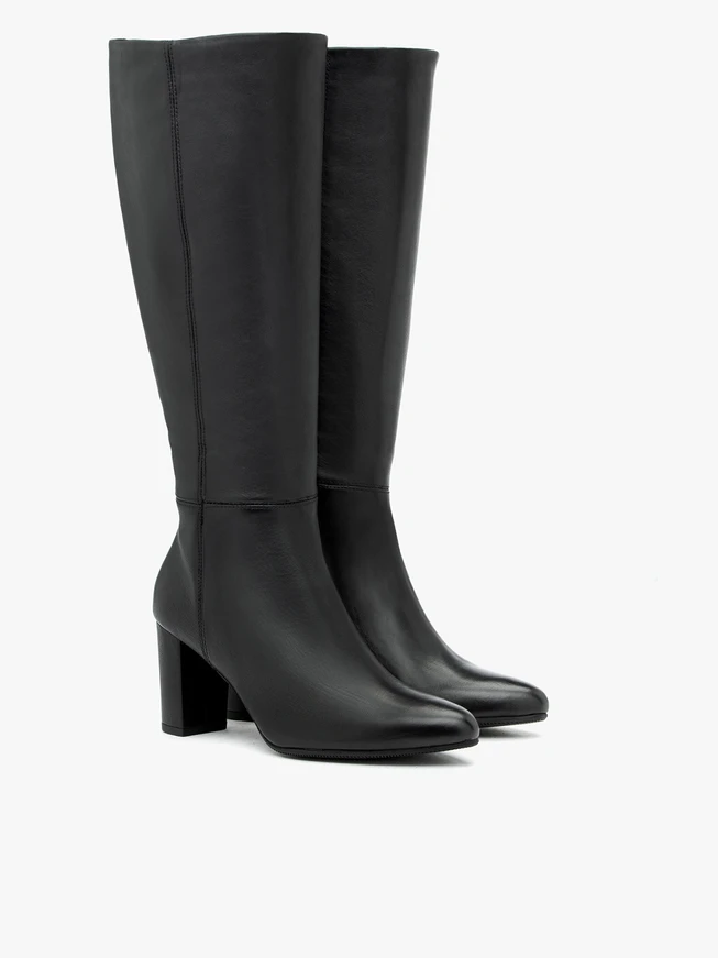Schwarze Stiefel mit breitem Schaft
