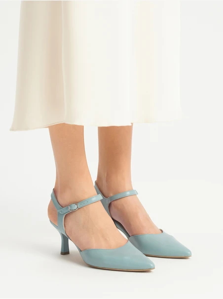 Blaue Pumps mit lackiertem Absatz