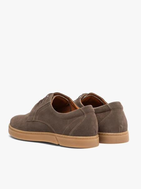 Halbschuhe aus braunem Veloursleder zum Schnüren