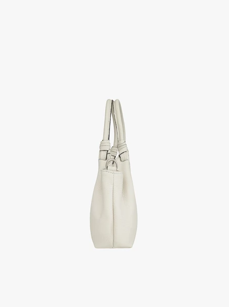 Weiße leicht zerknitterte Handtasche