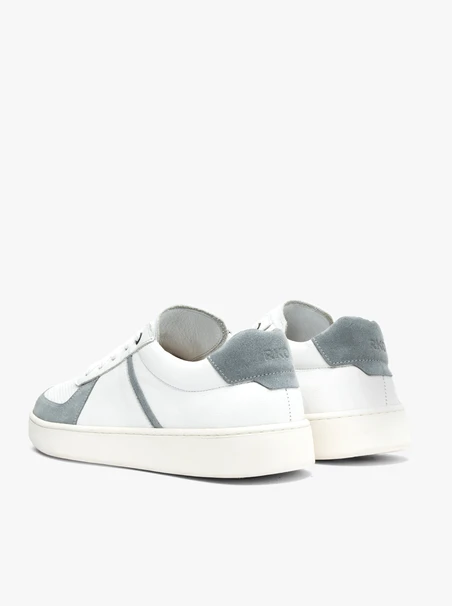 Weiße und graue Schnürhalbschuhe