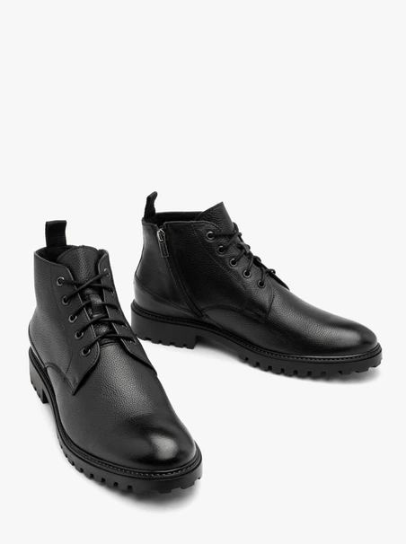 Schwarze Männerturnschuhe mit Traktorboden