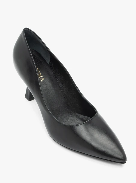 Schwarze Pumps mit Flare-Absatz