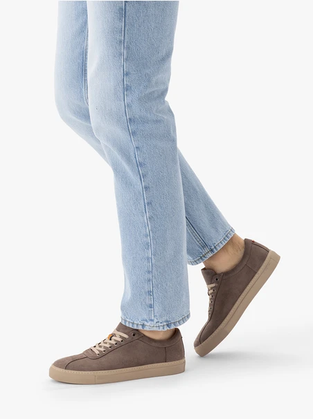 Graue Sportschuhe mit dickerem Boden