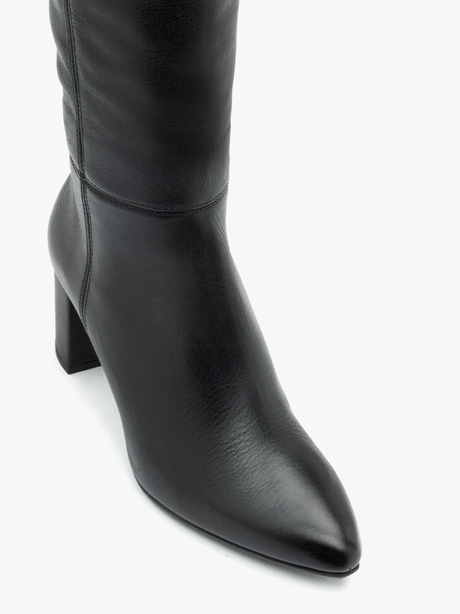 Schwarzer Stiefel aus genarbtem Leder mit schmalem Schaft