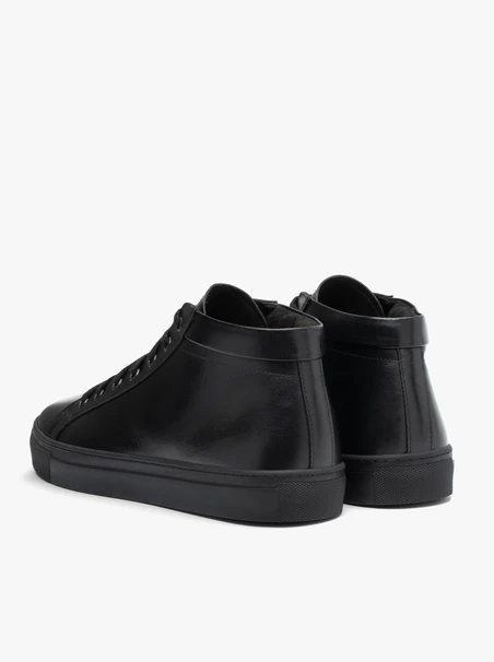 Schwarze Sportschuhe