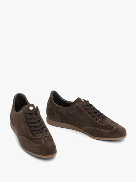 Sporthalbschuhe aus Veloursleder in Schokolade