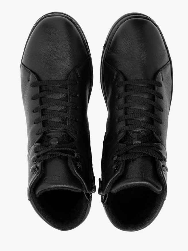 Schwarze isolierte Herrenstiefel mit leichter Sohle
