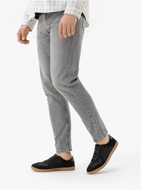 Schwarze halbe Sportschuhe mit Perforationen