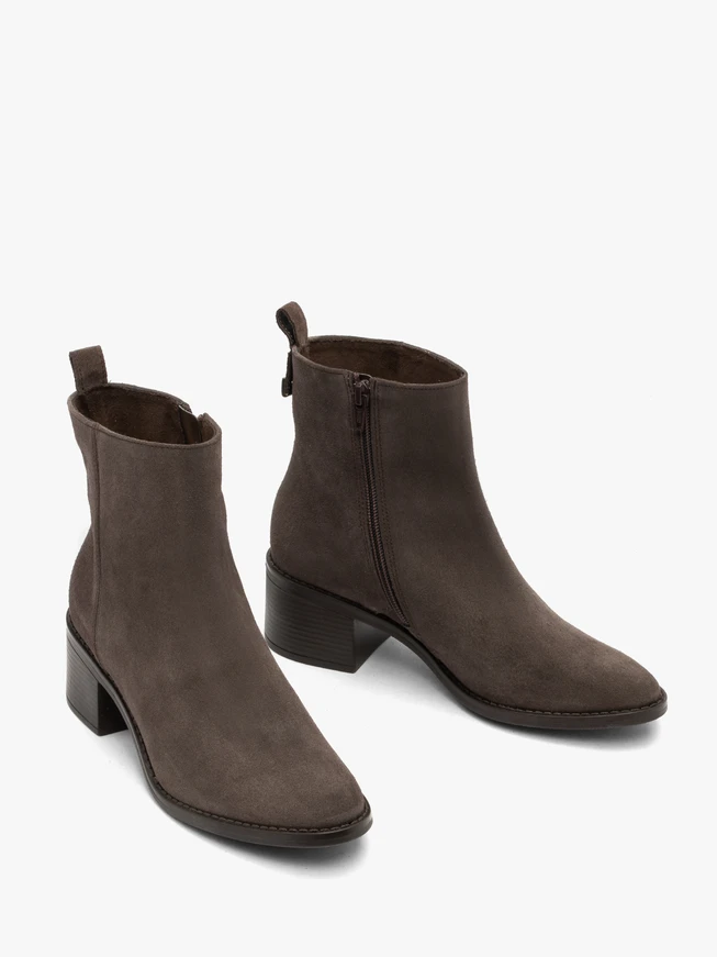 Braune isolierte Velourslederstiefel