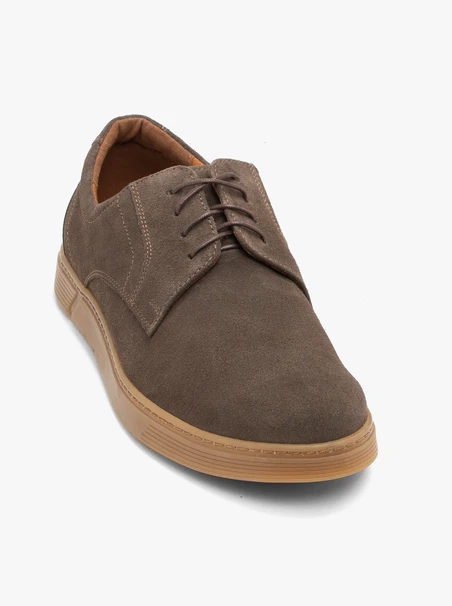 Halbschuhe aus braunem Veloursleder zum Schnüren
