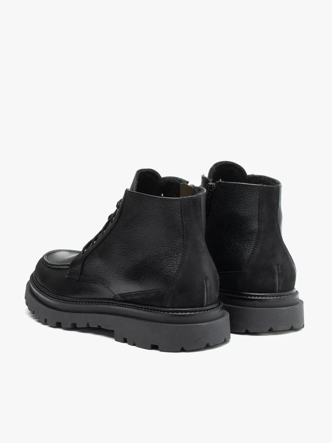 Schwarz genarbte Lederstiefel