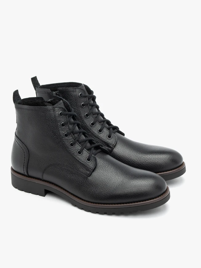 Isolierte Stiefel aus schwarzem Schafsleder