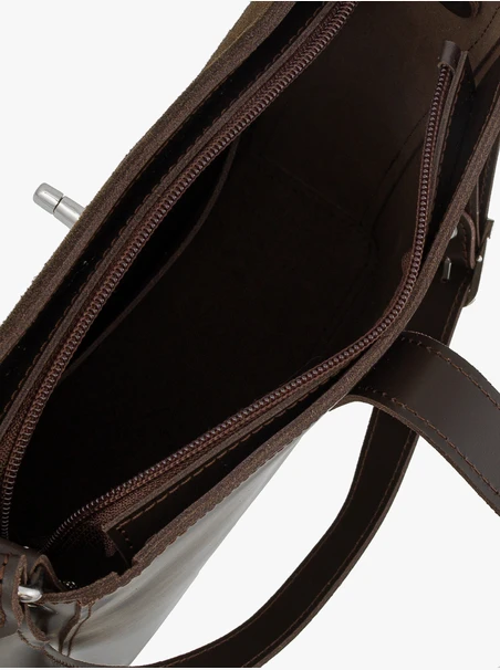 Dunkelbraune mittelgroße Tasche mit Schnalle