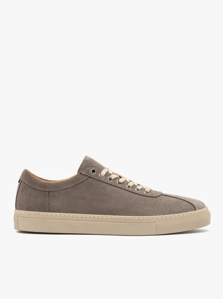 Graue Sportschuhe mit dickerem Boden