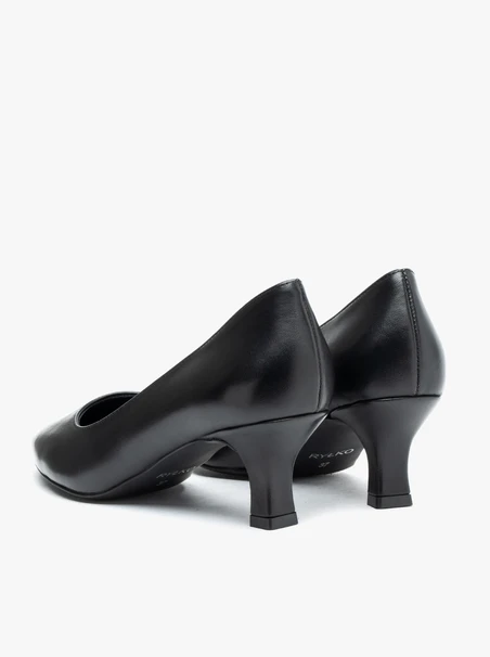 Schwarze Pumps mit Absatz aus genarbtem Leder