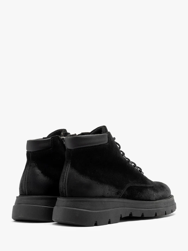 Schwarze Herrenstiefel mit festem Boden