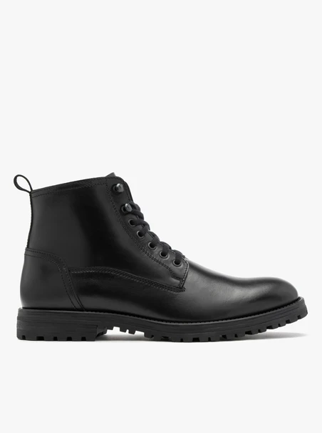 Schwarze Stiefel auf Traktionsboden aus Naturkautschuk