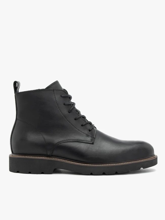 Schwarz genarbte Lederstiefel