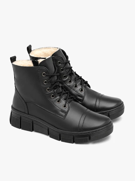 Isolierte Stiefel aus schwarzem Schafsleder
