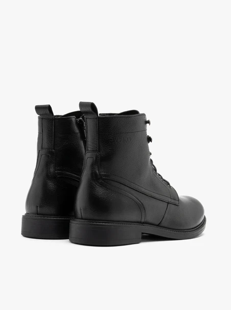 Schwarze Lederstiefel