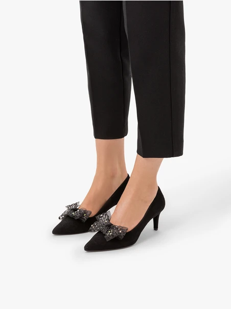 Schwarze Pumps mit abnehmbarer Schleife