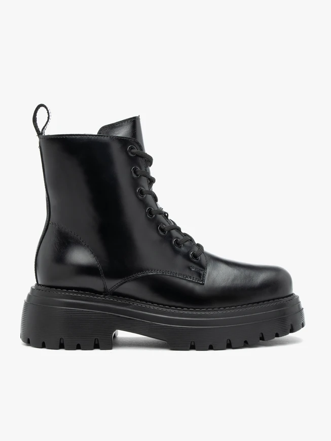 Schwarz genarbte Lederstiefel