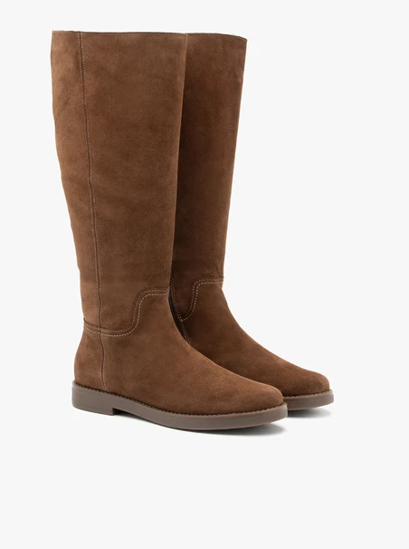 Braune Stiefel mit breitem Schaft