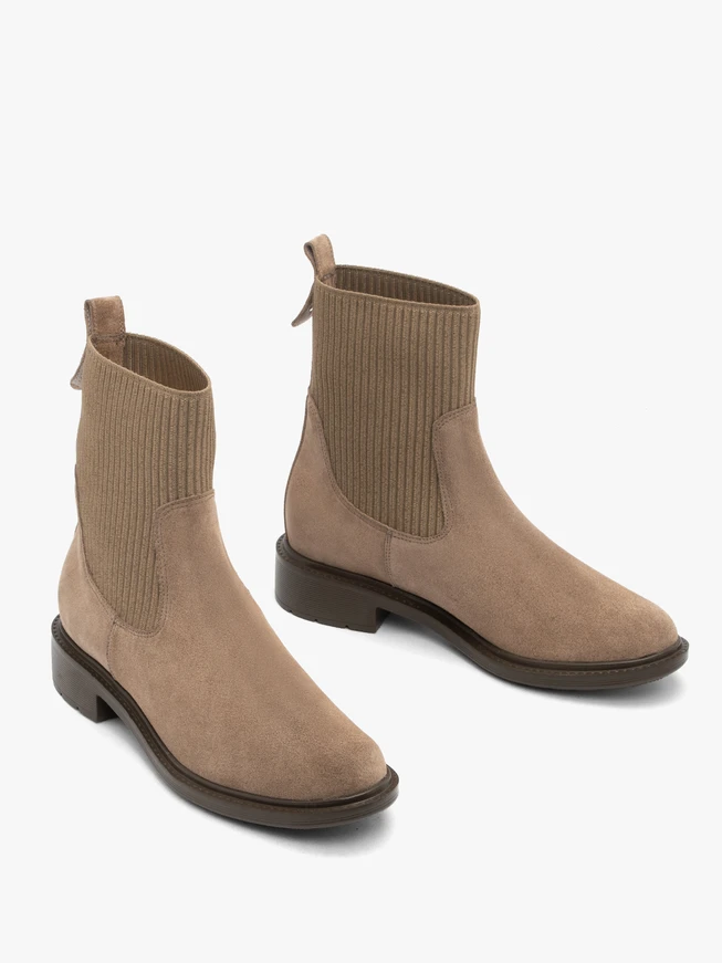 Sandfarbene Pantoffeln zum Anziehen