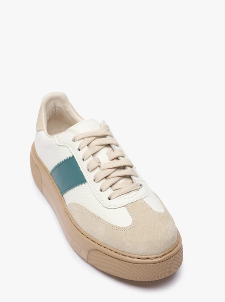 Turnschuhe mit grünem Akzent