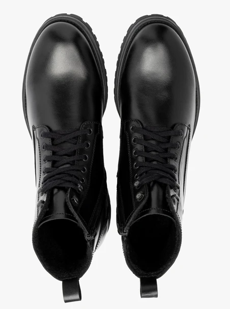 Schwarze Stiefel auf Traktionsboden aus Naturkautschuk