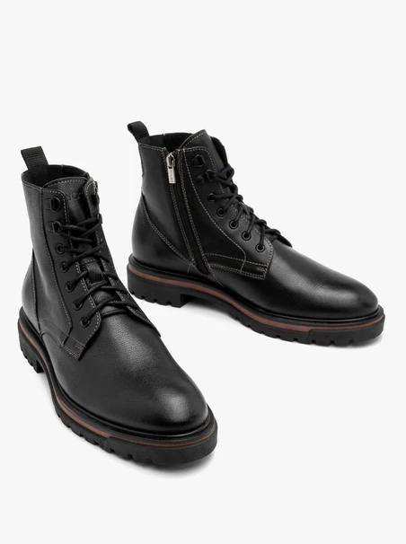 Schwarze Herrenstiefel mit braunem Einsatz an der Unterseite