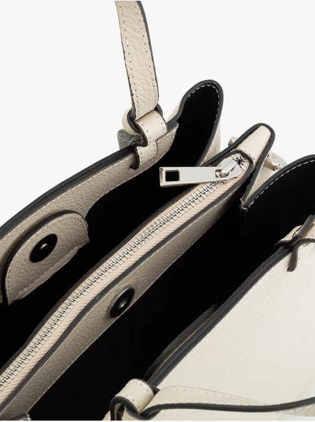 Cremefarbene elegante Handtasche