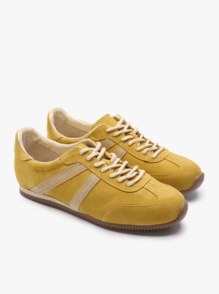 Gelbe Turnschuhe aus Veloursleder