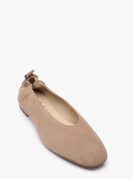 Beigefarbene Ballerinas mit Gummiband und eckiger Spitze