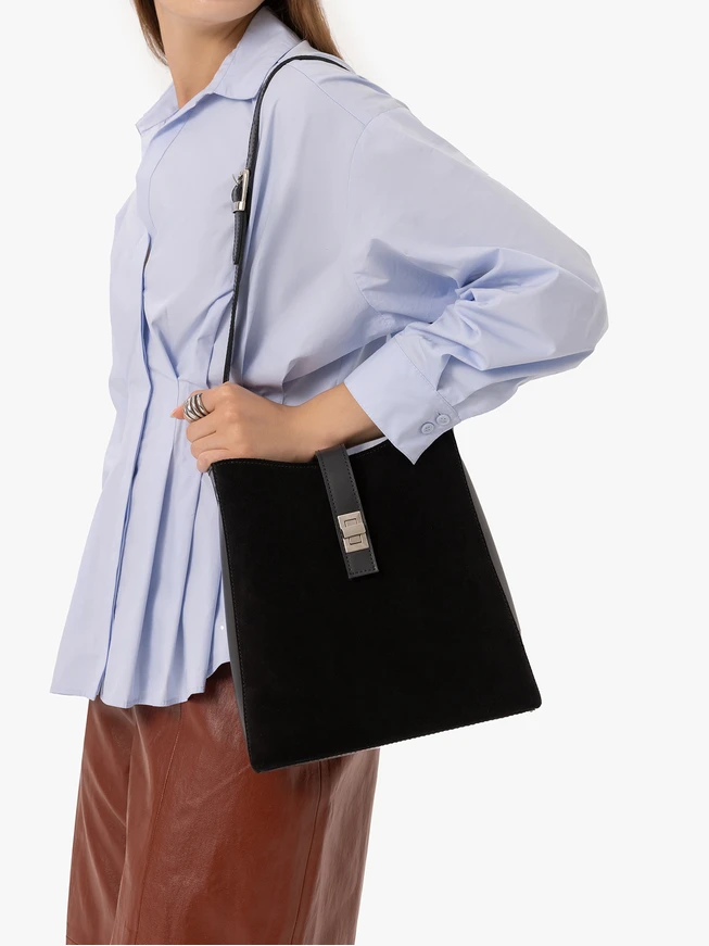 Schwarze mittelgroße Tasche mit Schnalle