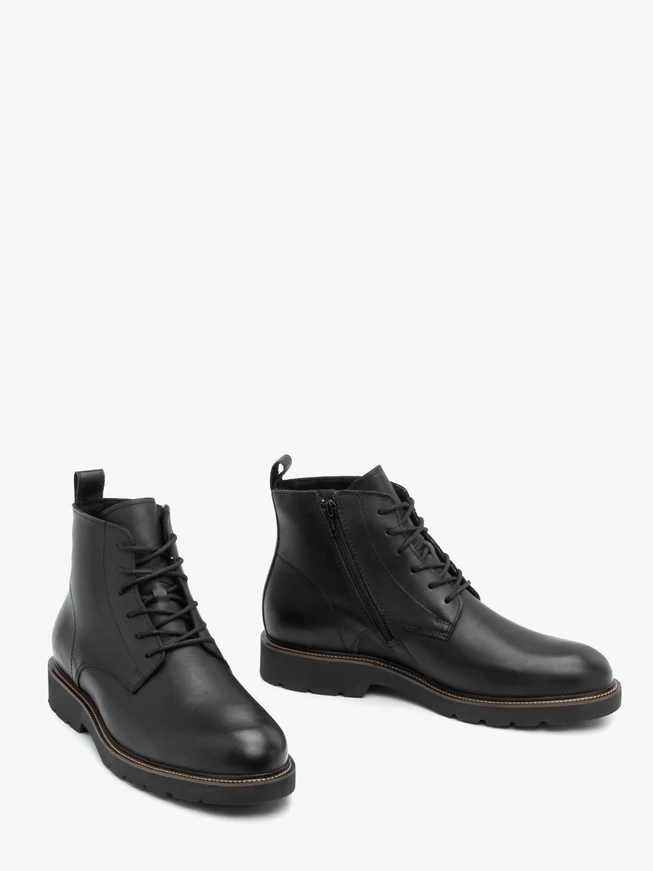 Schwarz genarbte Lederstiefel