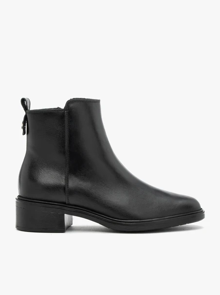 Schwarz genarbte Lederstiefel