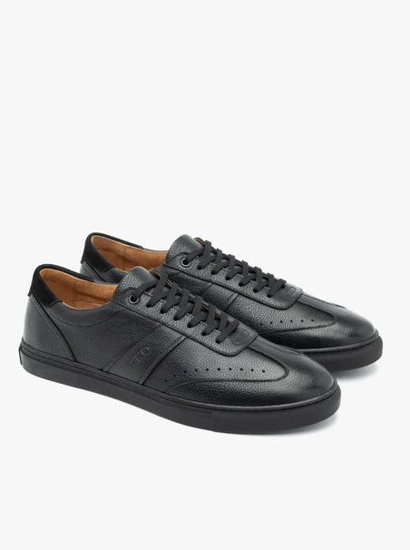 Schwarze Sporthalbschuhe mit weißer Sohle