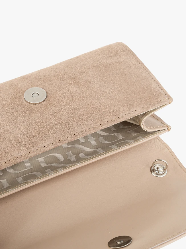 Beigefarbene Kupplungstasche mit Kette