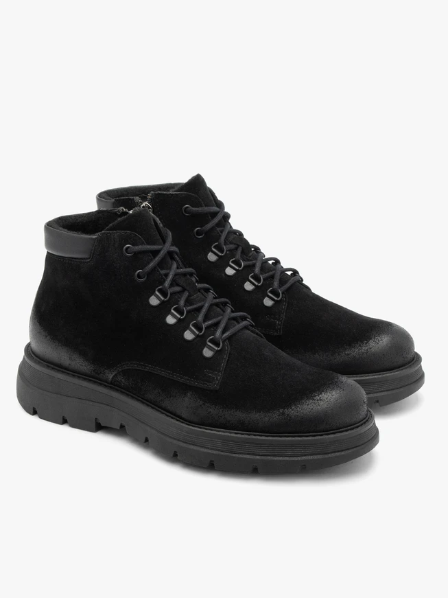 Schwarze Herrenstiefel mit festem Boden