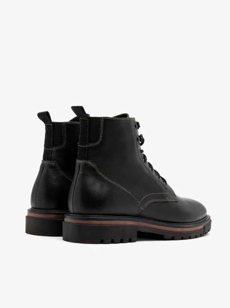 Schwarze Herrenstiefel mit braunem Einsatz an der Unterseite