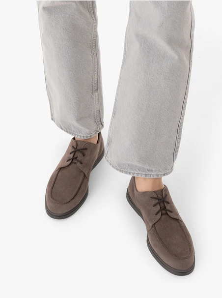 Halbschuhe aus grauem Veloursleder