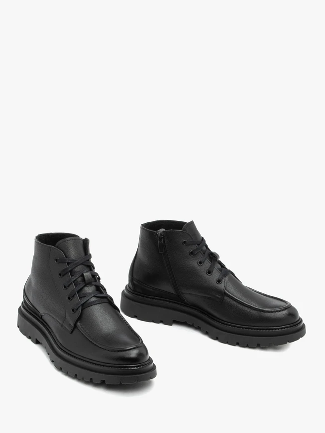Schwarz genarbte Lederstiefel